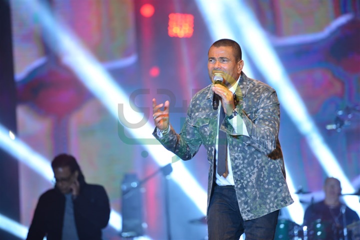 عمرو دياب يشعل كايرو فيستيفال بحضور آلاف من معجبيه عمرو دياب يشعل كايرو فيستيفال بحضور آلاف من معجبيه