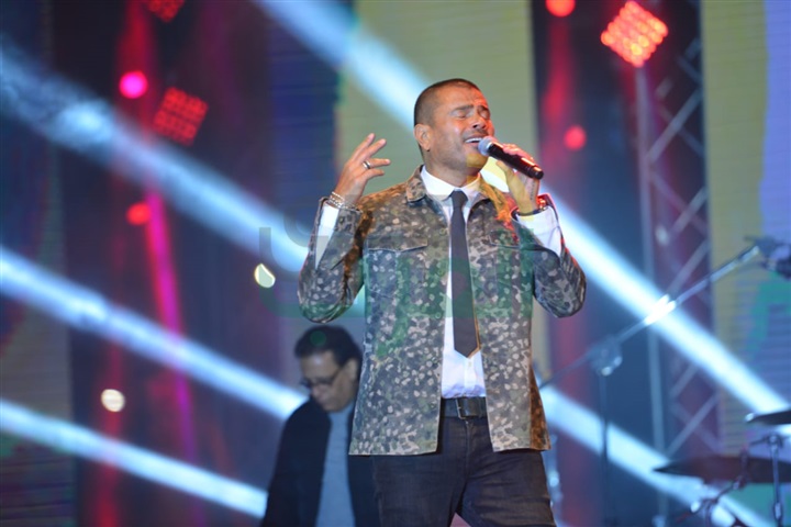 عمرو دياب يشعل كايرو فيستيفال بحضور آلاف من معجبيه عمرو دياب يشعل كايرو فيستيفال بحضور آلاف من معجبيه