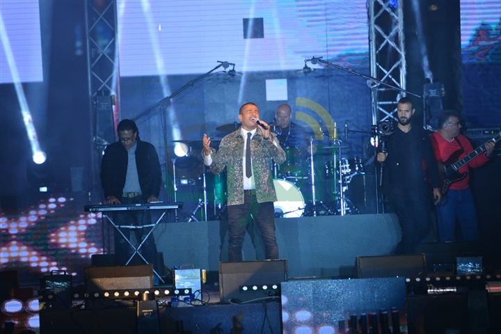 عمرو دياب يشعل كايرو فيستيفال بحضور آلاف من معجبيه عمرو دياب يشعل كايرو فيستيفال بحضور آلاف من معجبيه