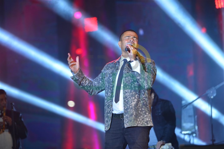 عمرو دياب يشعل كايرو فيستيفال بحضور آلاف من معجبيه عمرو دياب يشعل كايرو فيستيفال بحضور آلاف من معجبيه