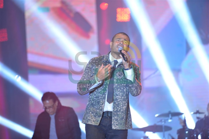 عمرو دياب يشعل كايرو فيستيفال بحضور آلاف من معجبيه عمرو دياب يشعل كايرو فيستيفال بحضور آلاف من معجبيه