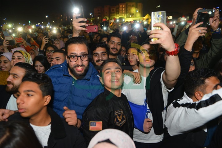 عمرو دياب يشعل كايرو فيستيفال بحضور آلاف من معجبيه عمرو دياب يشعل كايرو فيستيفال بحضور آلاف من معجبيه