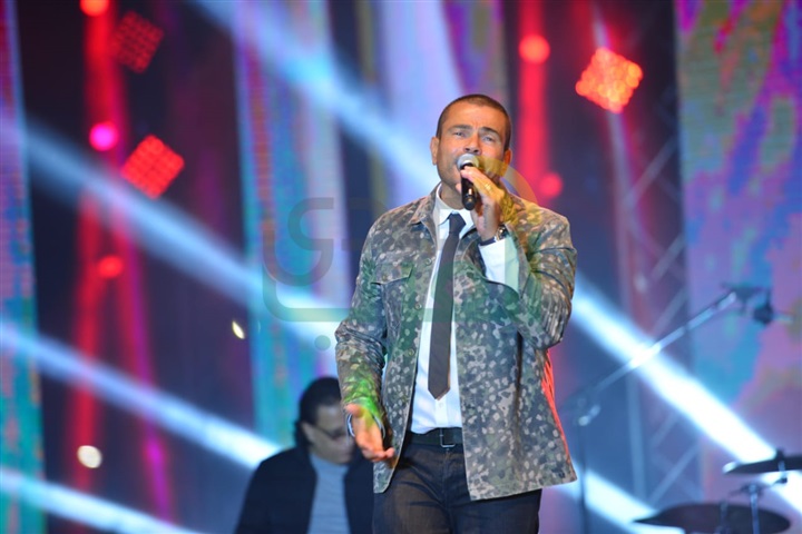 عمرو دياب يشعل كايرو فيستيفال بحضور آلاف من معجبيه عمرو دياب يشعل كايرو فيستيفال بحضور آلاف من معجبيه