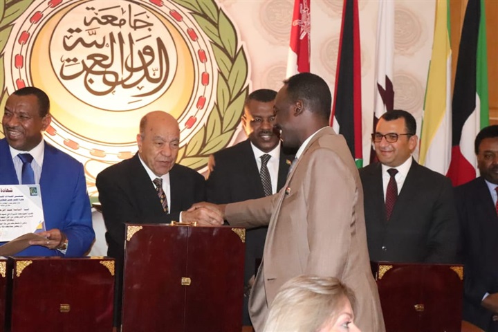 بالصور.. مجلس القيادات الشبابية يكرم الفائزين بمسابقة المشير " طنطاوى-سوار الذهب " بجامعة الدول العربية 