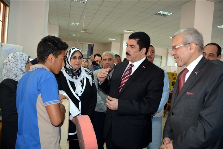 محافظ القليوبية يفتتح معرض العلوم والهندسة بجامعة بنها 