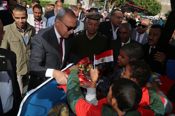 محافظ قنا يشارك ذوى الإحتياجات الخاصة الإحتفال باليوم العالمى للمعاق