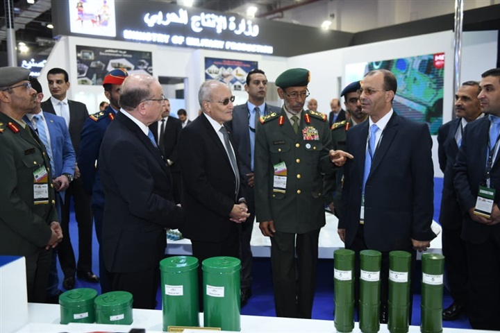 "العصار" ورئيس أركان الجيش الإماراتى يتفقدان جناح الإنتاج الحربي بمعرض EDEX2018 "العصار" ورئيس أركان الجيش الإماراتى يتفقدان جناح الإنتاج الحربي بمعرض EDEX2018