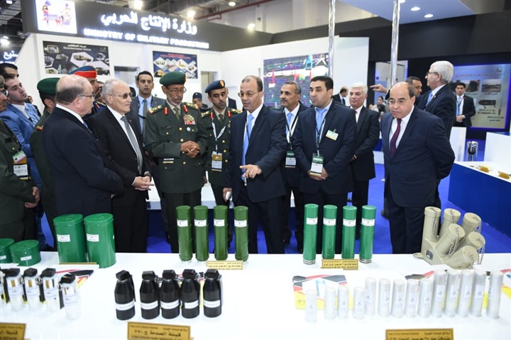 "العصار" ورئيس أركان الجيش الإماراتى يتفقدان جناح الإنتاج الحربي بمعرض EDEX2018 "العصار" ورئيس أركان الجيش الإماراتى يتفقدان جناح الإنتاج الحربي بمعرض EDEX2018