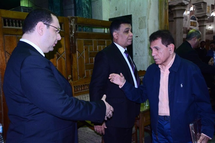 بالصور.. نجوم الفن والإعلام بعزاء والدة الدكتور محمد رفعت