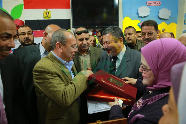 بالصور.. محافظ كفر الشيخ يفتتح مدرسة جديدة للغات بمطوبس بتكلفة 3.3 مليون جنيه