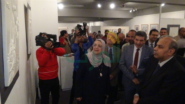العنصر الإنساني كوحدة تشكيلية والعلاقة بين الخط واللون والحركة في ثلاث معارض بــ "فنون المنيا"