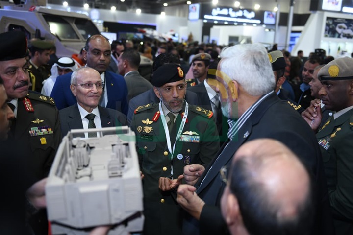 "العصار" والشيخ "بن طحنون" يتفقدان جناح الإنتاج الحربي بمعرض EDEX 2018 "العصار" والشيخ "بن طحنون" يتفقدان جناح الإنتاج الحربي بمعرض EDEX 2018