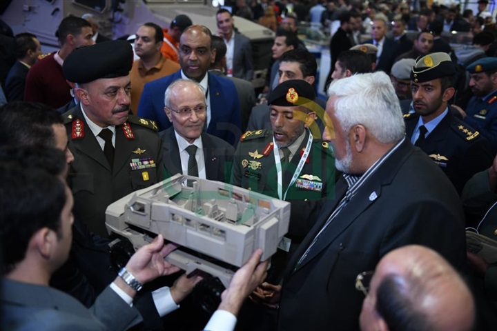 "العصار" والشيخ "بن طحنون" يتفقدان جناح الإنتاج الحربي بمعرض EDEX 2018 "العصار" والشيخ "بن طحنون" يتفقدان جناح الإنتاج الحربي بمعرض EDEX 2018
