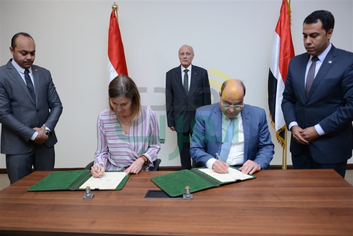 "العصار" يشهد توقيع مذكرة تفاهم بين "الإنتاج الحربي" وشركة "DCI " الفرنسية "العصار" يشهد توقيع مذكرة تفاهم بين "الإنتاج الحربي" وشركة "DCI " الفرنسية