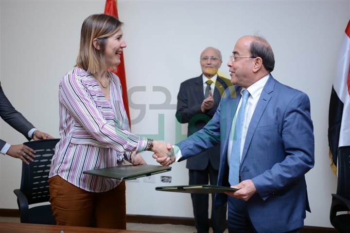 "العصار" يشهد توقيع مذكرة تفاهم بين "الإنتاج الحربي" وشركة "DCI " الفرنسية "العصار" يشهد توقيع مذكرة تفاهم بين "الإنتاج الحربي" وشركة "DCI " الفرنسية