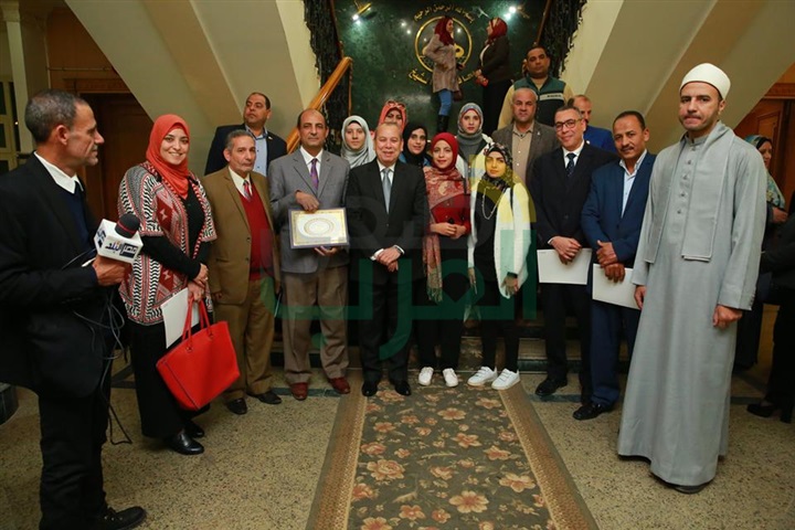 بالصور.. محافظ كفر الشيخ يكرم المتميزين في حملة الـ 16 يومًا " لمناهضة العنف ضد المرأة 