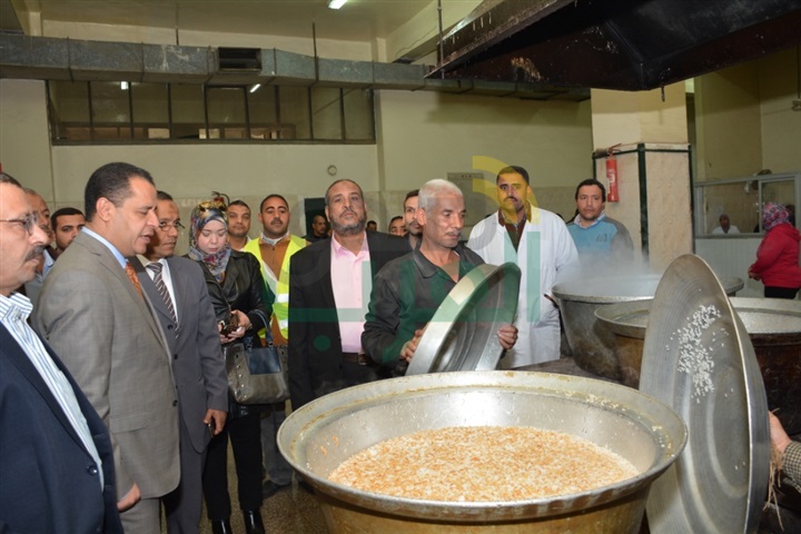 نائب رئيس جامعة أسيوط فى جولة مفاجئة على المطعم المركزى