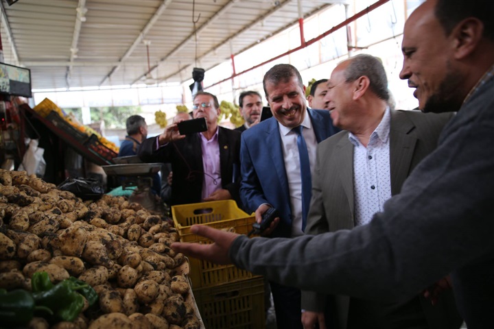 بالصور.. محافظ كفر الشيخ يطمئن علي أسعار الخضروات في بيلا بالصور.. محافظ كفر الشيخ يطمئن علي أسعار الخضروات في بيلا