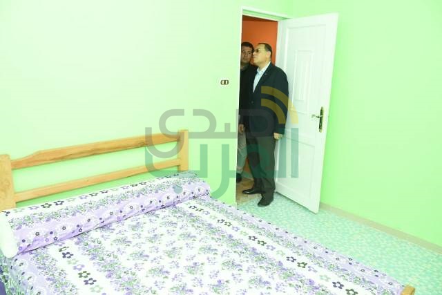محافظ الشرقية يُسلم 7 منازل للأهالي بعد إعادة إعمارها بمركز الحسينية