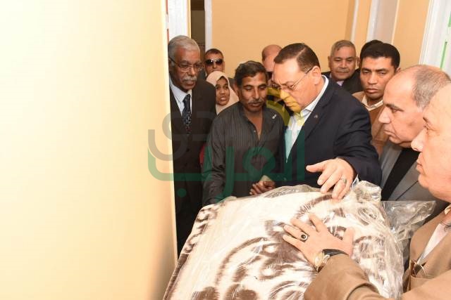 محافظ الشرقية يُسلم 7 منازل للأهالي بعد إعادة إعمارها بمركز الحسينية