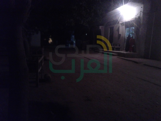 أهالي "الخضيرات" بنجع حمادي يشترون لمبات علي نفقتهم لأعمدة إنارة الشوارع بسبب طناش المجلس القروي