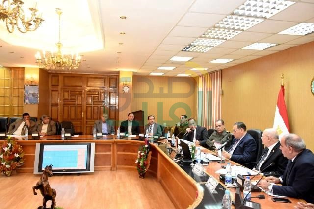 تحت شعار "عقولٌ مستنيره وأيدٍ ماهرهٌ" محافظ الشرقية يناقش الخطة لمحو الأمية وتعليم الكبار