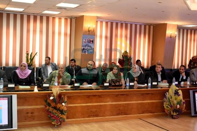 تحت شعار "عقولٌ مستنيره وأيدٍ ماهرهٌ" محافظ الشرقية يناقش الخطة لمحو الأمية وتعليم الكبار