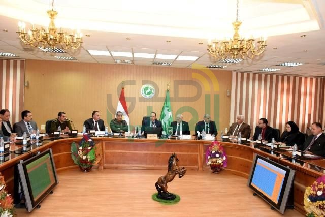 تحت شعار "عقولٌ مستنيره وأيدٍ ماهرهٌ" محافظ الشرقية يناقش الخطة لمحو الأمية وتعليم الكبار