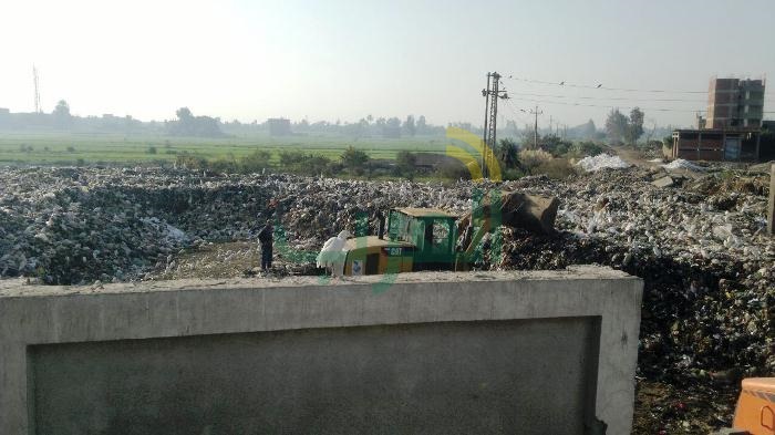 رفع أكوام القمامة المتراكمة بالمقلب العمومي بمركز منيا القمح