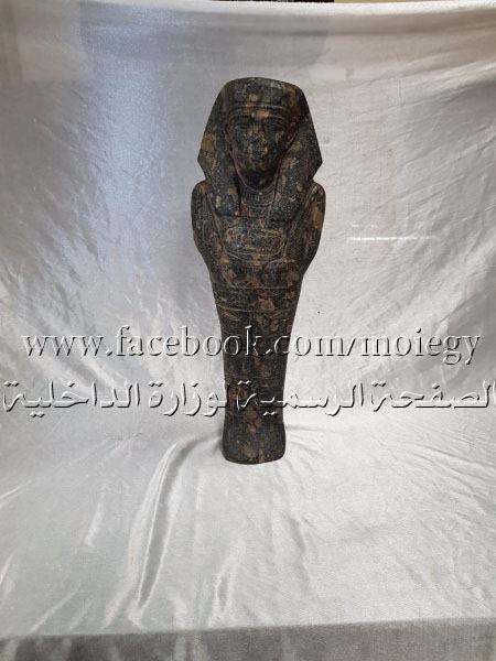 ضبط ثلاثة أشخاص بحوزتهم تمثال على شكل فرعونى يشتبه بأثريته 