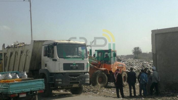 رفع أكوام القمامة المتراكمة بالمقلب العمومي بمركز منيا القمح