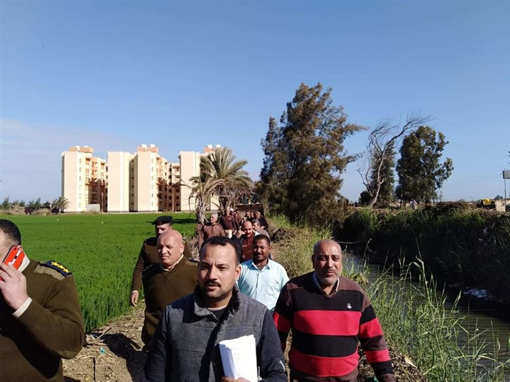 بالصور.. إزالة 34 حالة تعدٍ علي الأراضي الزراعية في قري بيلا