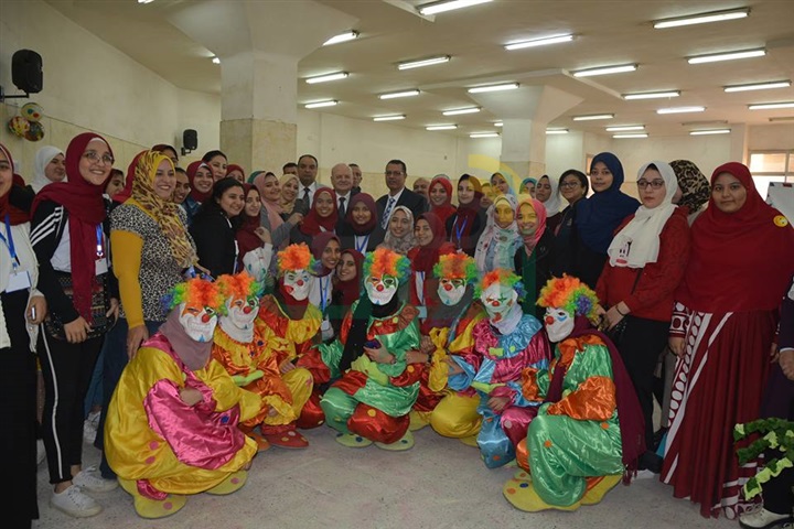 رئيس جامعة الزقازيق يفتتح معرضًا للأعمال الفنية لطالبات كلية التربية للطفولة المبكرة