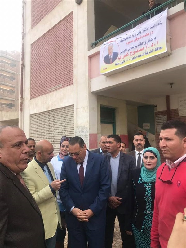 محافظ الشرقية يتفقد حملة الكشف عن امراض السمنة و التقزم و الانيميا الحادة لتلاميذ المدارس