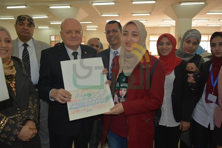 رئيس جامعة الزقازيق يفتتح معرضًا للأعمال الفنية لطالبات كلية التربية للطفولة المبكرة
