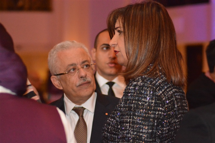 بالصور.. وزيرا الهجرة والتعليم ومحافظ البحر الأحمر يستقبلون علماء وضيوف مؤتمر "مصر تستطيع - بالتعليم"   