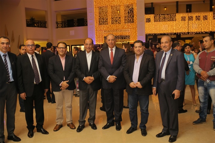 بالصور.. وزيرا الهجرة والتعليم ومحافظ البحر الأحمر يستقبلون علماء وضيوف مؤتمر "مصر تستطيع - بالتعليم"   