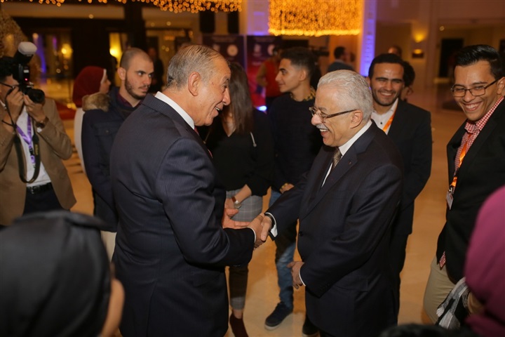 بالصور.. وزيرا الهجرة والتعليم ومحافظ البحر الأحمر يستقبلون علماء وضيوف مؤتمر "مصر تستطيع - بالتعليم"   