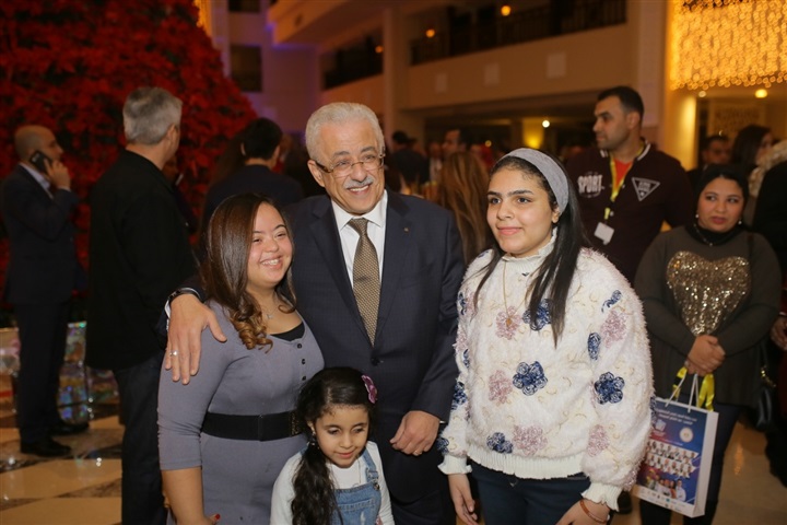 بالصور.. وزيرا الهجرة والتعليم ومحافظ البحر الأحمر يستقبلون علماء وضيوف مؤتمر "مصر تستطيع - بالتعليم"   