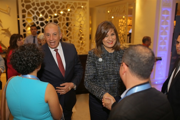 بالصور.. وزيرا الهجرة والتعليم ومحافظ البحر الأحمر يستقبلون علماء وضيوف مؤتمر "مصر تستطيع - بالتعليم"   