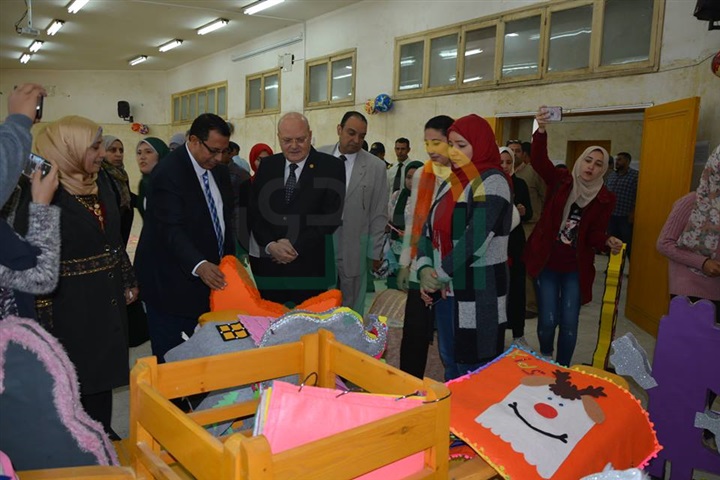 رئيس جامعة الزقازيق يفتتح معرضًا للأعمال الفنية لطالبات كلية التربية للطفولة المبكرة