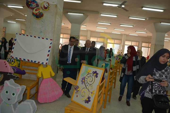 رئيس جامعة الزقازيق يفتتح معرضًا للأعمال الفنية لطالبات كلية التربية للطفولة المبكرة