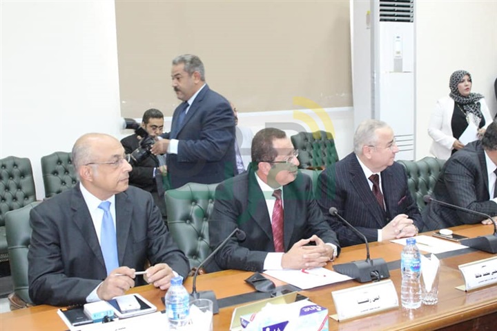 رئيس الوزراء يلتقى برجال الأعمال والصناعة بمدينة العاشر من رمضان رئيس الوزراء يلتقى برجال الأعمال والصناعة بمدينة العاشر من رمضان
