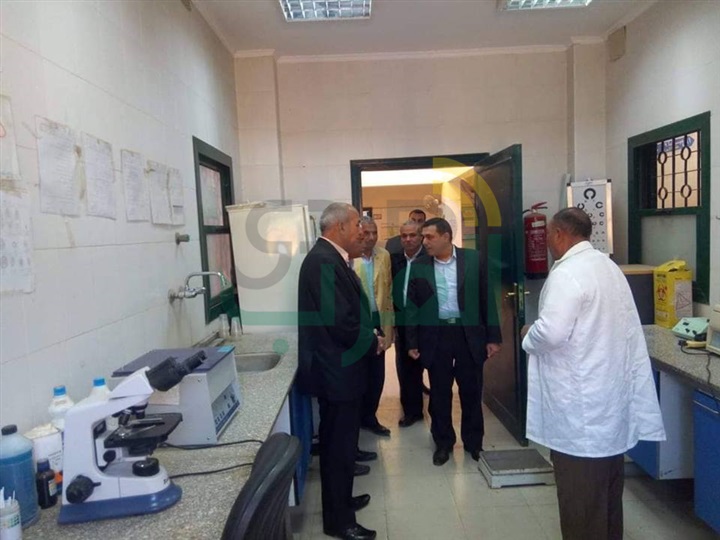 توقيع الكشف الطبي على 850 حالة في قافلة طبية بمركز ملوى بالمنيا