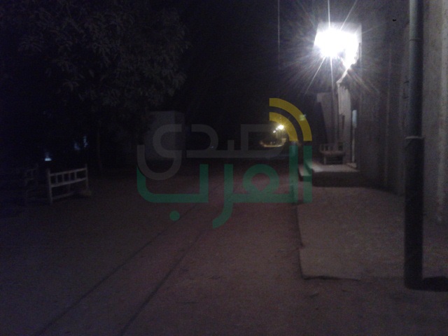 أهالي "الخضيرات" بنجع حمادي يشترون لمبات علي نفقتهم لأعمدة إنارة الشوارع بسبب طناش المجلس القروي