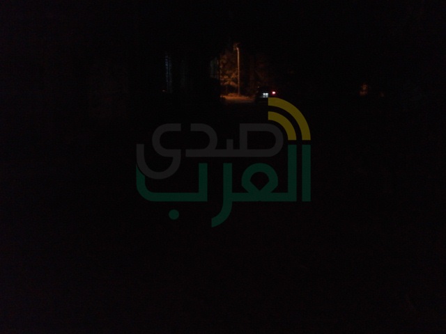 أهالي "الخضيرات" بنجع حمادي يشترون لمبات علي نفقتهم لأعمدة إنارة الشوارع بسبب طناش المجلس القروي