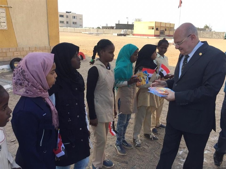 رئيس جامعة الزقازيق يتفقد القافلة الطبية وعدد من المدارس بمدينة شلاتين