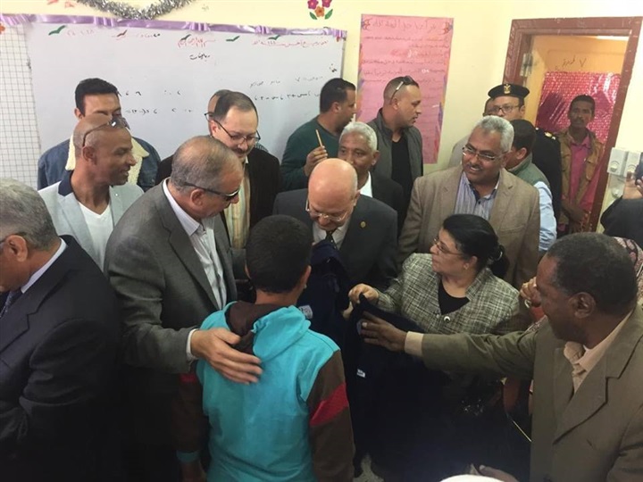 رئيس جامعة الزقازيق يتفقد القافلة الطبية وعدد من المدارس بمدينة شلاتين