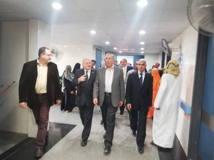 رئيس جامعة الزقازيق يتفقد القافلة الطبية وعدد من المدارس بمدينة شلاتين