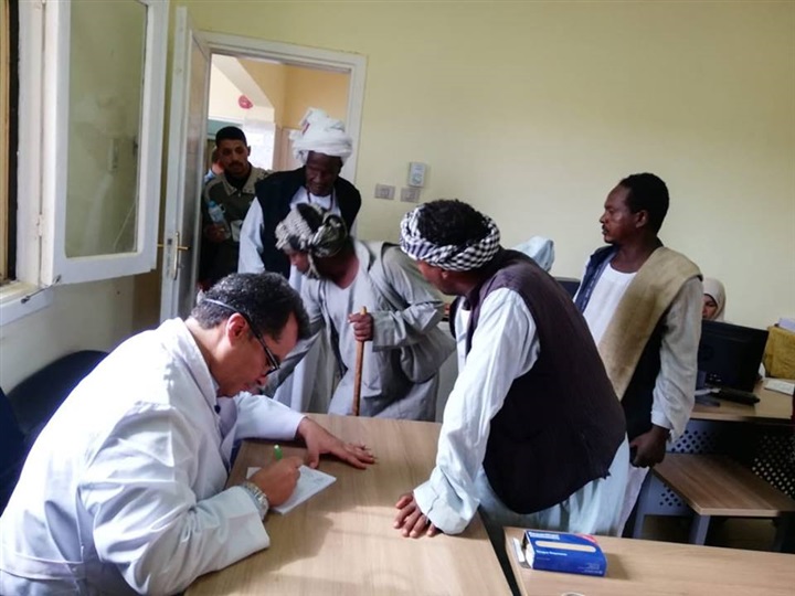 إقبال كبير واستقبال حافل من أهالي حلايب لقافلة جامعة الزقازيق الطبية 